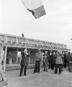 858716 Afbeelding van het hijsen van de vlag door burgemeester H.J.L. Vonhoff na het bereiken van het hoogste punt van ...